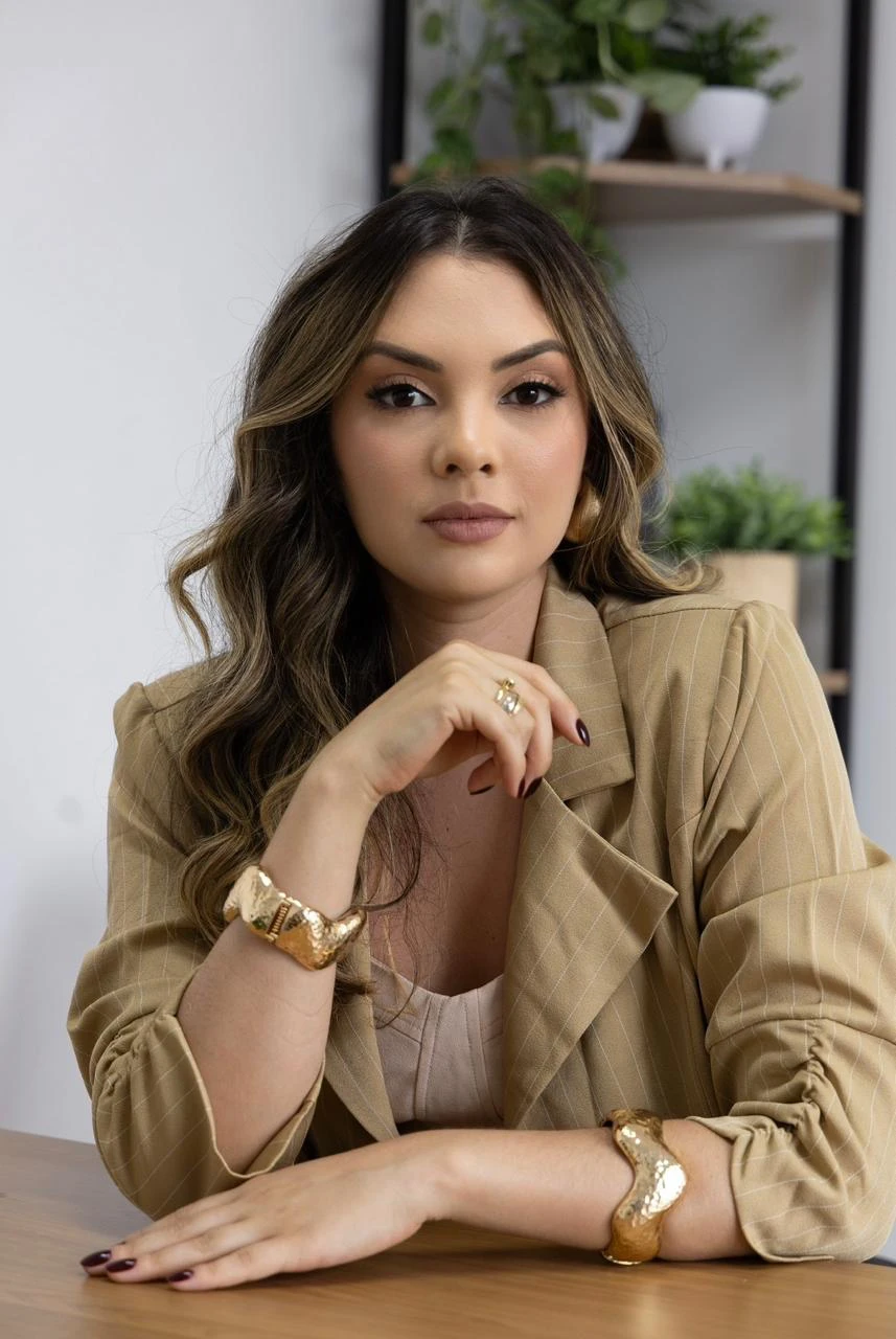 Eduarda Assis em sua foto profissional